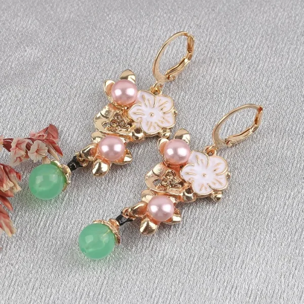 اقراط أنيقة من الورد والؤلؤ