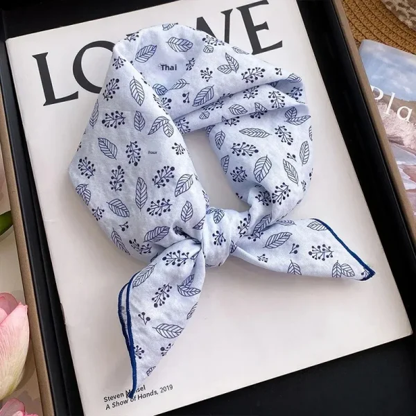 وشاح نسائي صغير مربع بحجم 60 سم، بأسلوب عصري ومنعش باللون الأزرق  مصنوع من  القطن والكتان، بطبعة زهور، للرقبة."