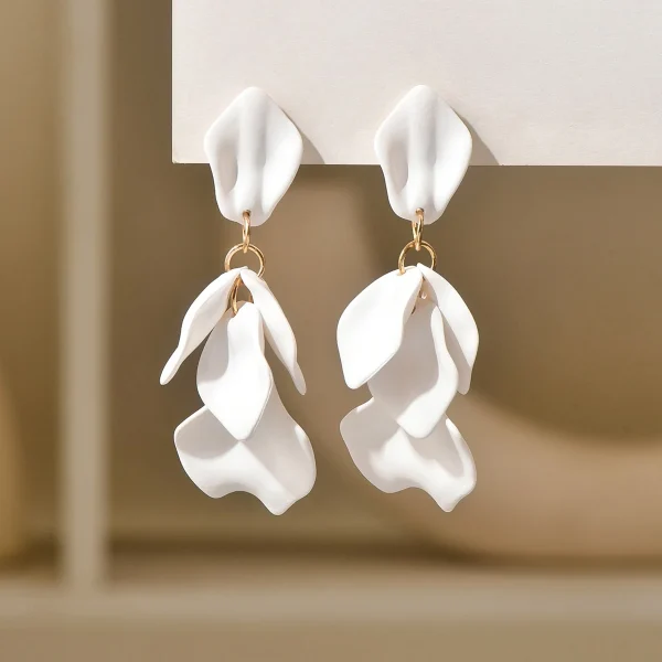 أقراط بتصميم فخم خفيف بلمسة مطفية على شكل بتلات