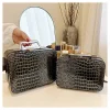 S42f2713366754762a3a812646a01baacS.webp حقيبة مكياج محمولة للسيدات، بسعة كبيرة وملمس لامع، مناسبة للسفر