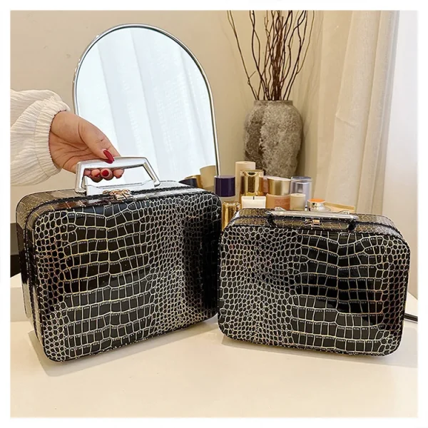 S42f2713366754762a3a812646a01baacS.webp حقيبة مكياج محمولة للسيدات، بسعة كبيرة وملمس لامع، مناسبة للسفر