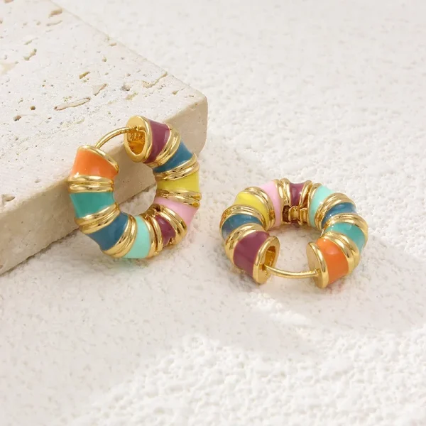 أقراط دائرية أنيقة مطلية بالمينا