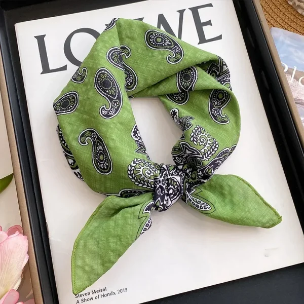 وشاح نسائي صغير مربع بحجم 60 سم، بأسلوب عصري ومنعش باللون الأزرق  مصنوع من  القطن والكتان، بطبعة زهور، للرقبة."