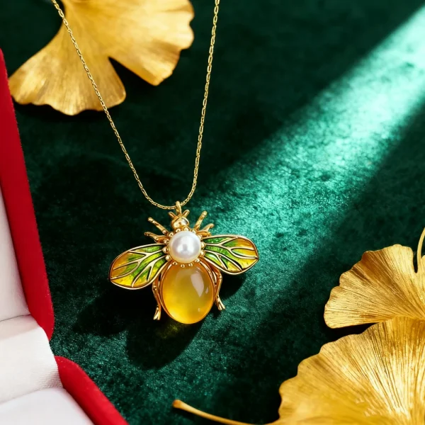 عقد بوهيمي لطيف بقلادة على شكل نحلة