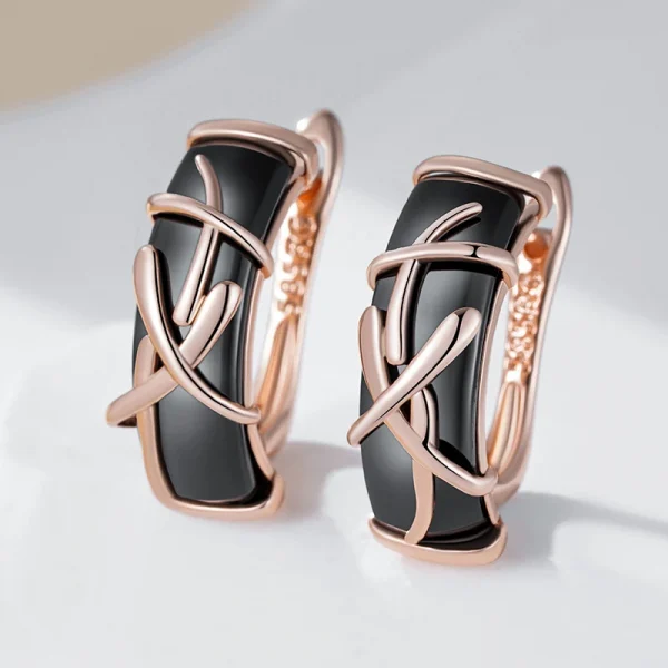 أقراط ذات لون ذهبي واسود