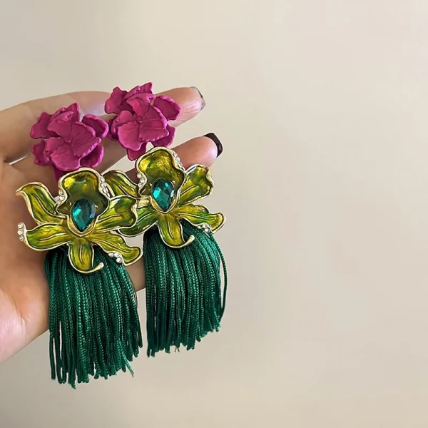 أقراط عصرية على شكل زهره