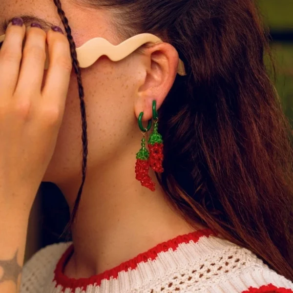 أقراط نسائية عصرية ملونة بتصميم فواكه فردية، تشمل العنب، الكرز، والليمون، مصنوعة من الفولاذ المقاوم للصدأ