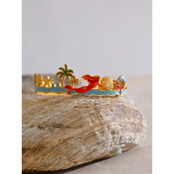 سوار مفتوح بأسلوب المحيط من Yhpup، مزين بالمينا الملوّنة على شكل صدفة جوز الهند ودولفين