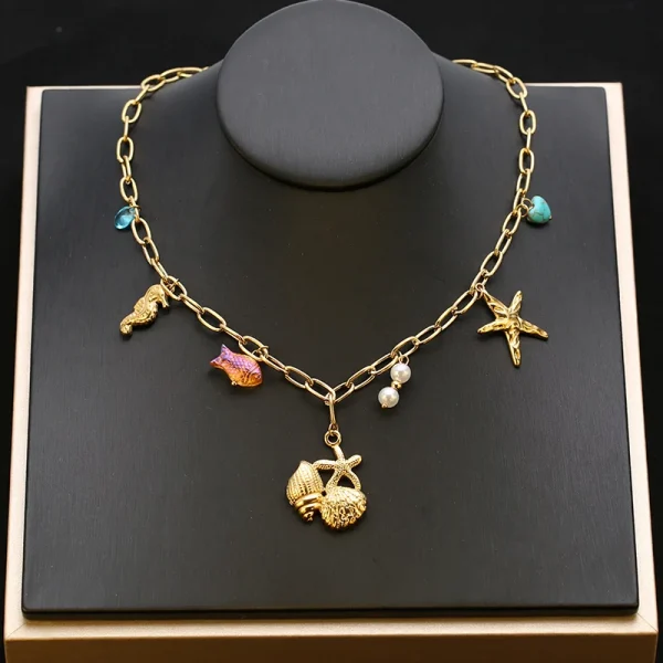 عقد ذهبي أنيق بأحجار بيضاء مزخرفة باللون الازرق البحري