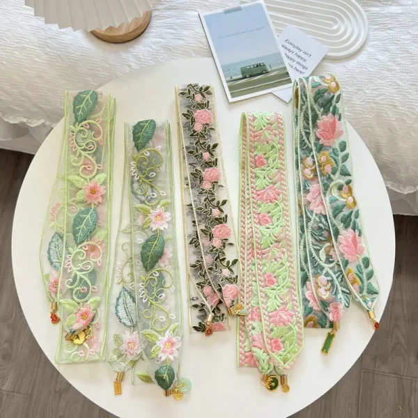 شرائط مطرزة على الحواف تستخدم كربطة انيقة للشنط