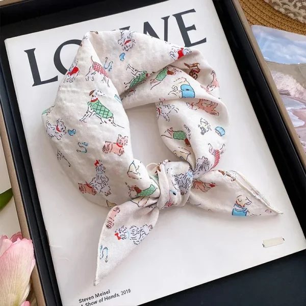 وشاح نسائي صغير مربع بحجم 60 سم، بأسلوب عصري ومنعش باللون الأزرق  مصنوع من  القطن والكتان، بطبعة زهور، للرقبة."