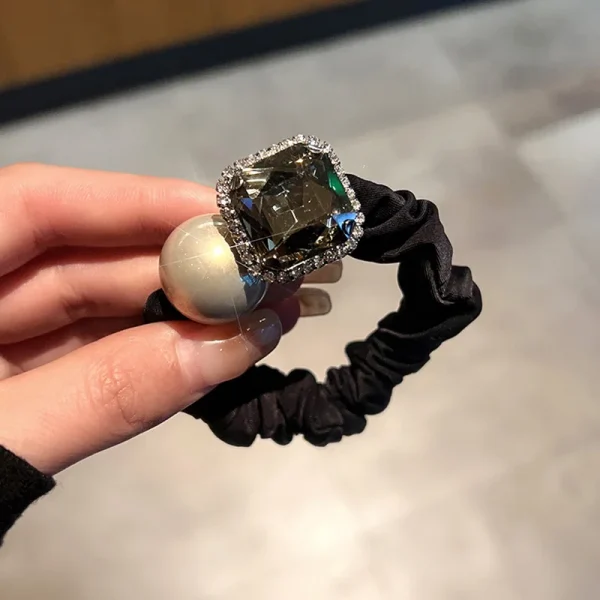 ربطة شعر أنيقة مزينة باللؤلؤ مع حجر مربع لامع من الكريستال