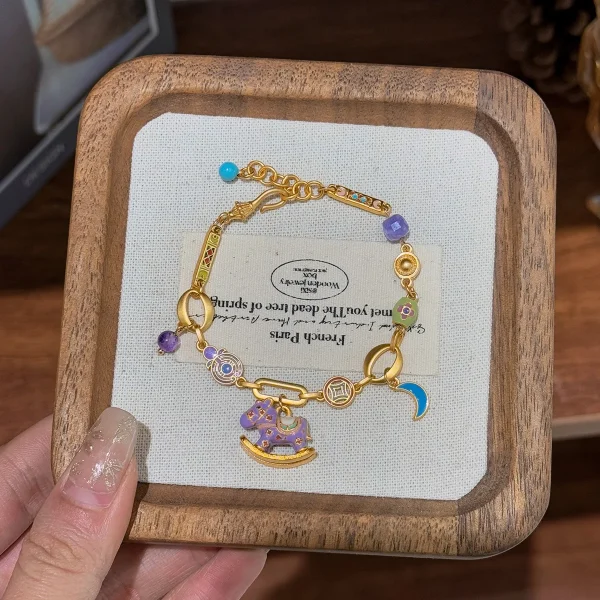 سوار نسائي فاخر من النحاس مزين بالمينا الملونة بتقنية قطرة الزيت مع زهرة القمر والحصان الخشبي وكريستال بنفسجي، تصميم عتيق.