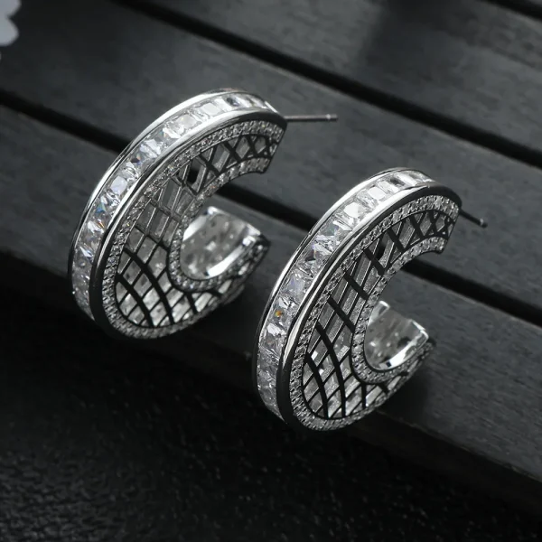 أقراط نسائية على شكل حرف C مزينة بزركون ملوّن، بتصميم مجوّف ومرصّعة بالأحجار