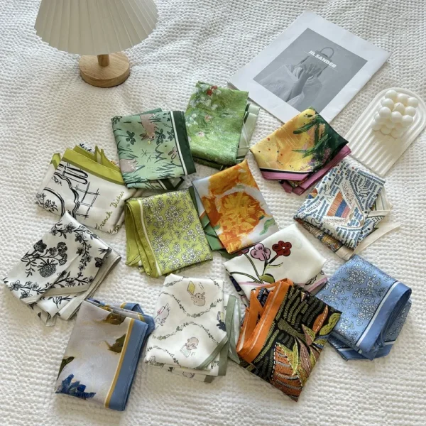 وشاح حريري صغير بنقشة الغابة، يمكن استخدامه كربطة شعر أو وشاح احترافي للتزيين أو ربطة حقيبة أو ربطة مثلثة.