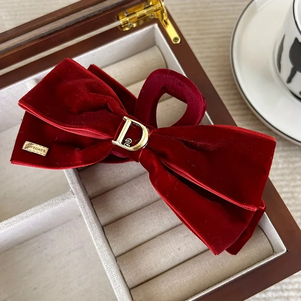 مشابك شعر مخملية على شكل فراشة