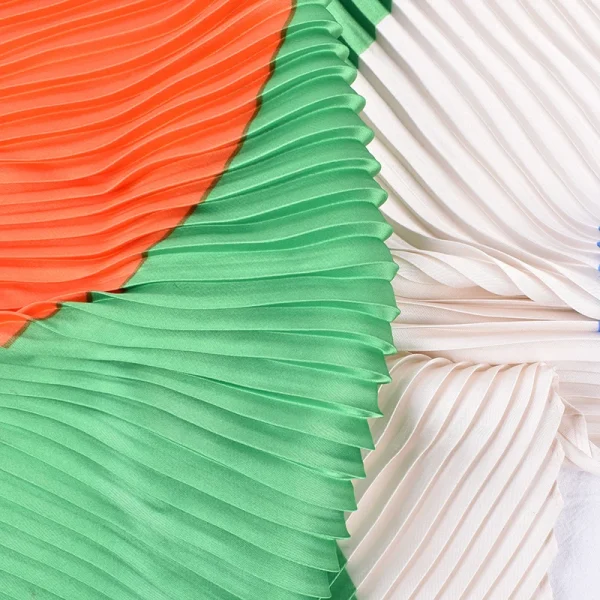 وشاح مربع جديد و عصري، بنقشة كتل ألوان غير منتظمة مطبوع ومطوي، بمقاس 70 سم.