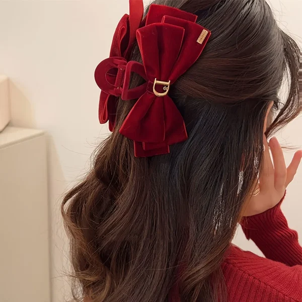 مشابك شعر مخملية على شكل فراشة