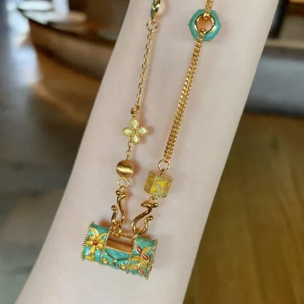 عقد بأسلوب القصور العتيقة مع قلادة حقيبة مزخرفة بالزهور