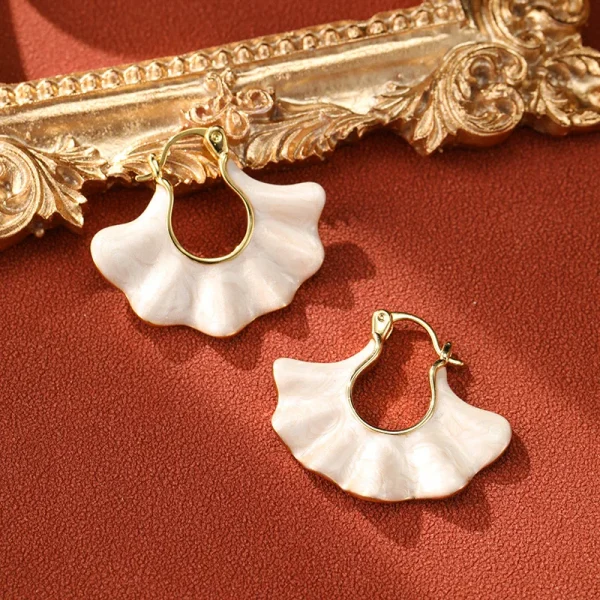 أقراط جديدة من SUYU بتصميم شبكي مطلي بالمينا وبتفاصيل قطرة الزيت، مع لؤلؤة اصطناعية متدلية