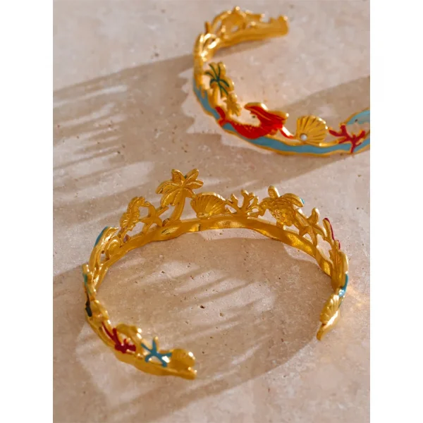 سوار مفتوح بأسلوب المحيط من Yhpup، مزين بالمينا الملوّنة على شكل صدفة جوز الهند ودولفين