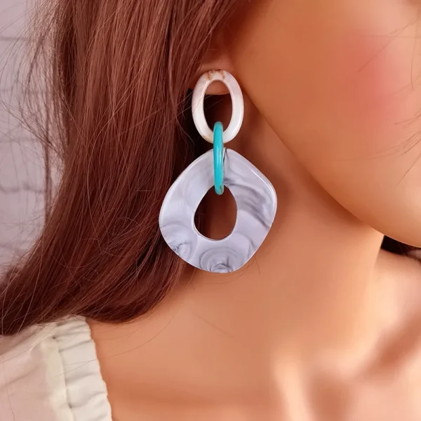 أقراط نسائية مميزة من الأكريليك، بتصميم هندسي طويل ومتدلي