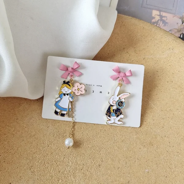 أقراط مستوحاة من أليس في بلاد العجائب