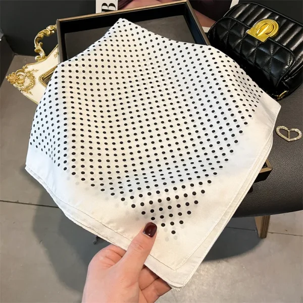 وشاح مربع فاخر بنقشة البولكا، مصنوع من الساتان الناعم،  يمكن استخدامه كبندانة أو ربطة أو وشاح للرقبة أو الحقيبة.