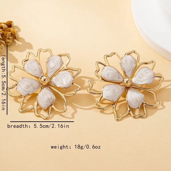 زوج من أقراط النساء بتصميم زهرة ثلاثية الأبعاد