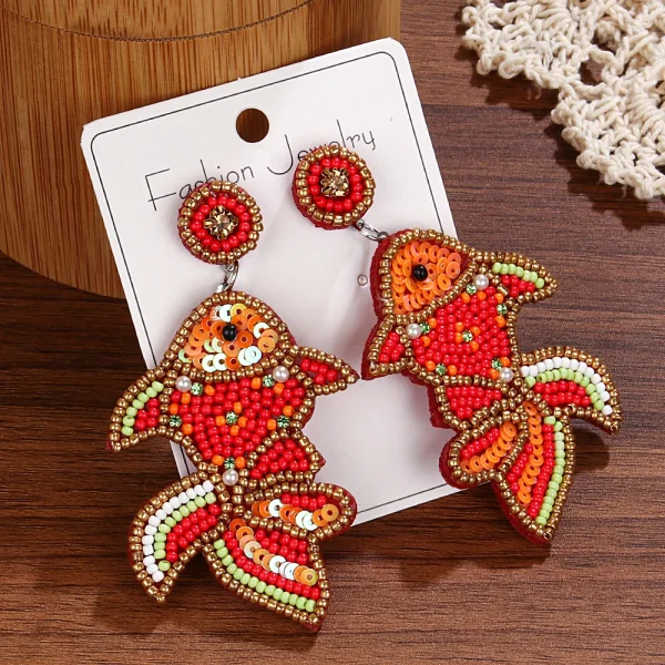 أقراط WELBACK مطرّزة بشكل سمك ذهبي للنساء