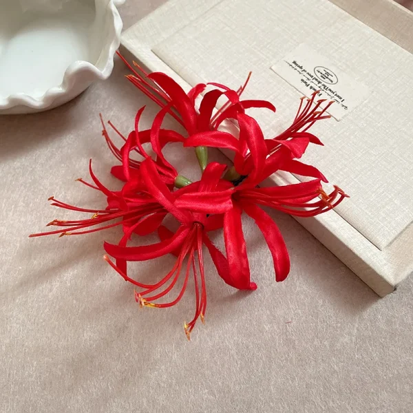 مشبك على شكل وردة كبيرة