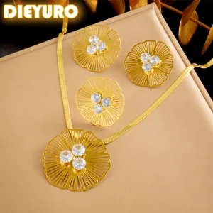 طقم من الستانلس ستيل باللون الذهبي مع فصوص الزيراكون