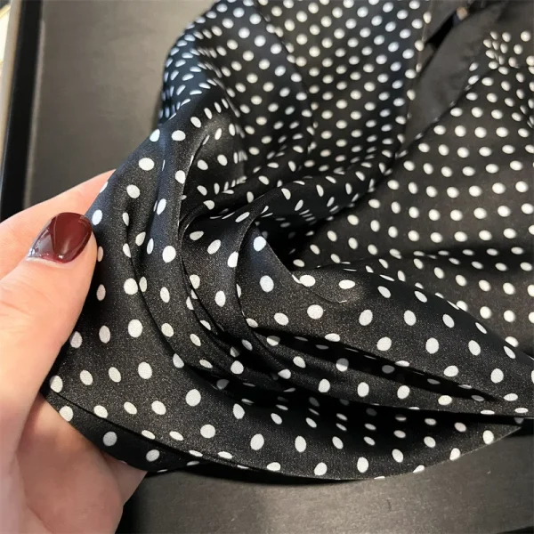 وشاح مربع فاخر بنقشة البولكا، مصنوع من الساتان الناعم،  يمكن استخدامه كبندانة أو ربطة أو وشاح للرقبة أو الحقيبة.