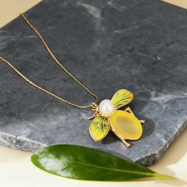 عقد بوهيمي لطيف بقلادة على شكل نحلة