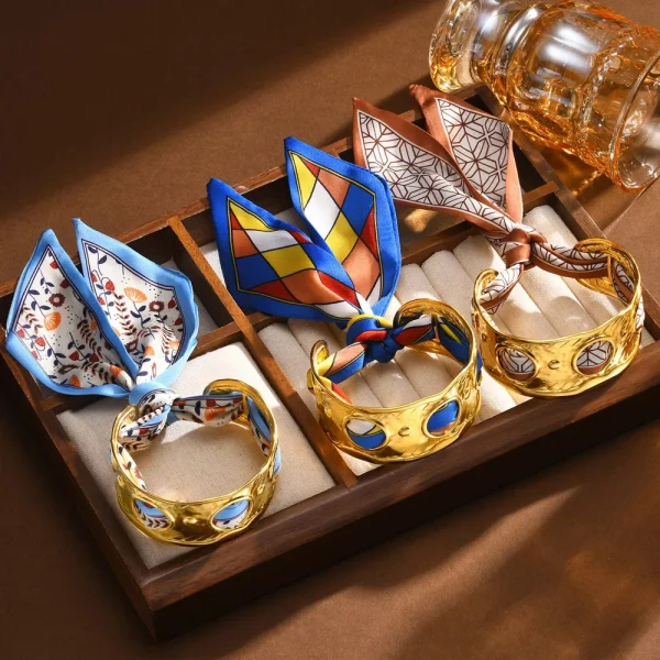 سوار مميز مفتوح من الفولاذ المقاوم للصدأ مع أوشحة حريرية