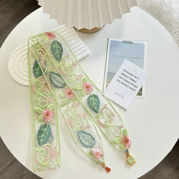 شرائط مطرزة على الحواف تستخدم كربطة انيقة للشنط