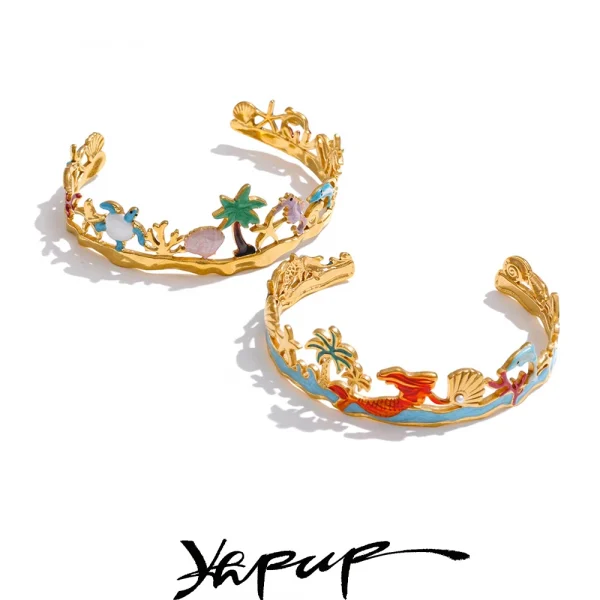 سوار مفتوح بأسلوب المحيط من Yhpup، مزين بالمينا الملوّنة على شكل صدفة جوز الهند ودولفين