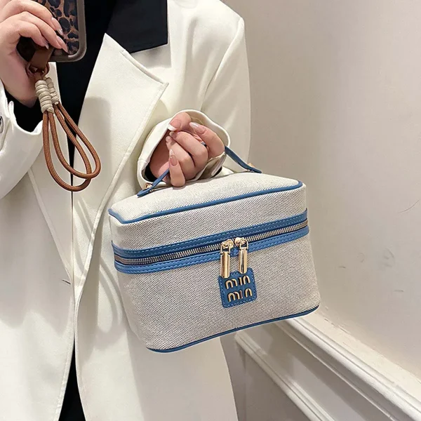 حقيبة أدوات تجميل فاخرة بمعايير معدنية عالية الجودة وقماش فاخر.