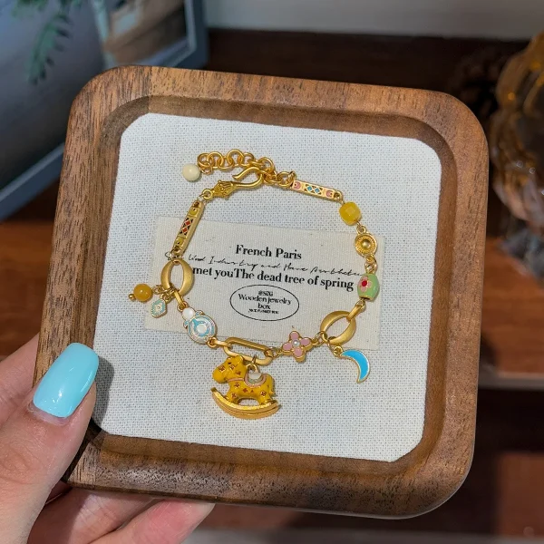 سوار نسائي فاخر من النحاس مزين بالمينا الملونة بتقنية قطرة الزيت مع زهرة القمر والحصان الخشبي وكريستال بنفسجي، تصميم عتيق.