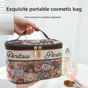 حقيبة مكياج من NoEnName_Null محمولة وعصرية بطبعة دب كرتوني