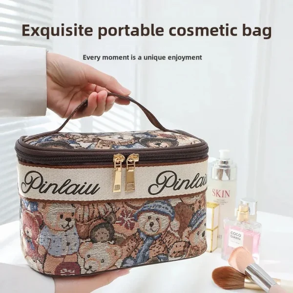 حقيبة مكياج من NoEnName_Null محمولة وعصرية بطبعة دب كرتوني