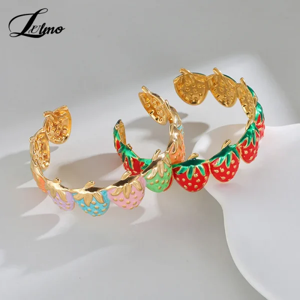 اساور انيقة على شكل كرز وفراولة