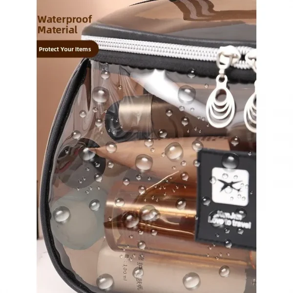 S6839c84e999d43dd801c99a126378a9bn.webp حقيبة مكياج شفافة كبيرة السعة من مادة PVC الهلامية – مقاومة للماء