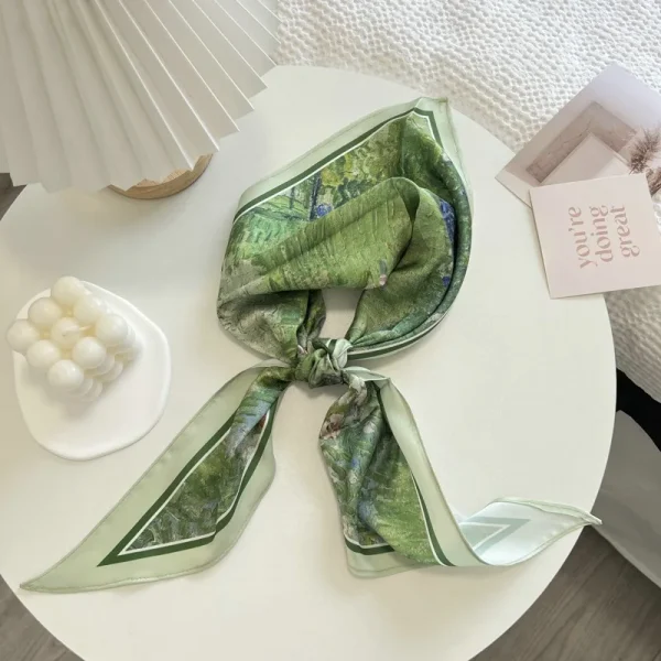 وشاح حريري صغير بنقشة الغابة، يمكن استخدامه كربطة شعر أو وشاح احترافي للتزيين أو ربطة حقيبة أو ربطة مثلثة.