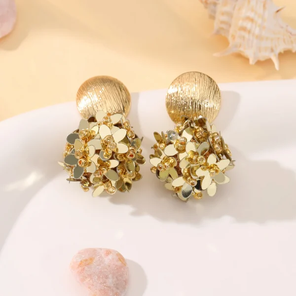 أقراط متدلية دائرية مزينة بالخرز