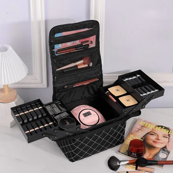 حقيبة مكياج كبيرة السعة بنقشة مربعات.