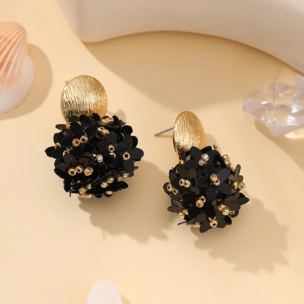 أقراط متدلية دائرية مزينة بالخرز