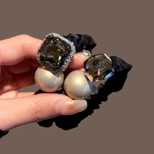 ربطة شعر أنيقة مزينة باللؤلؤ مع حجر مربع لامع من الكريستال