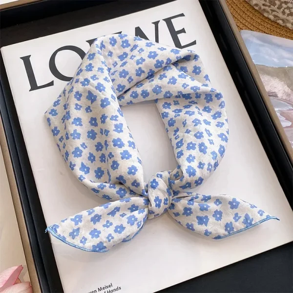 وشاح نسائي صغير مربع بحجم 60 سم، بأسلوب عصري ومنعش باللون الأزرق  مصنوع من  القطن والكتان، بطبعة زهور، للرقبة."