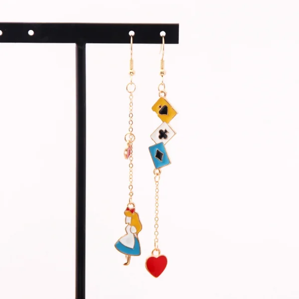 اقراط مستوحاة من أليس في بلاد العجائب